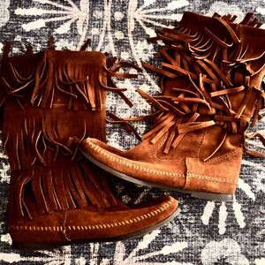 Minnetonka Fringe Moccasin Boots - Brown Sz 7